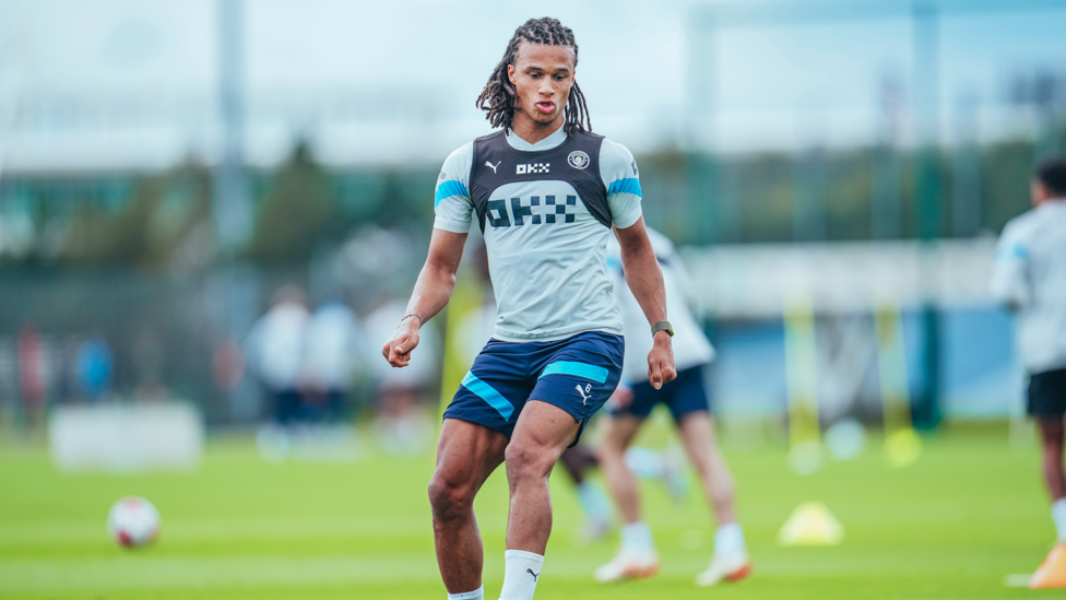 FLYING DUTCHMAN : Nathan Ake melaju bersama bola