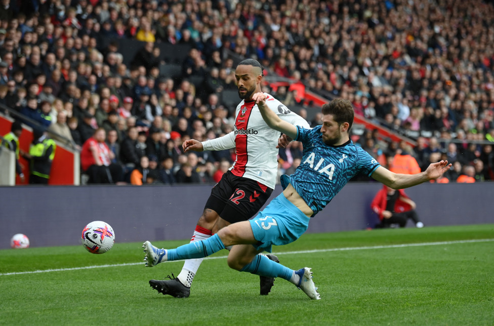 VETERANO : Theo Walcott em ação contra o Tottenham. 