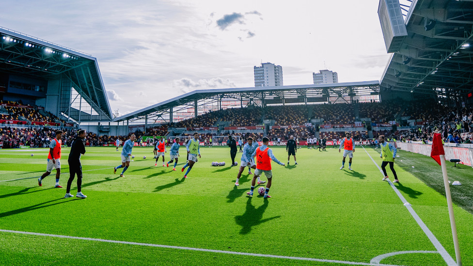 RONDO TIME : Final touches ahead of kick-off.