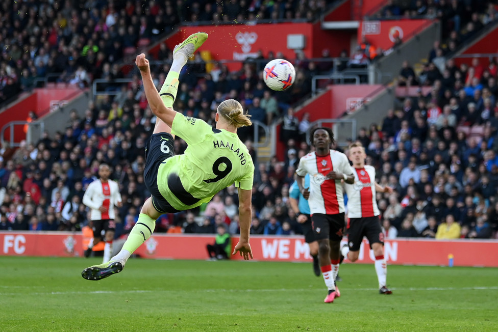GOLAÇO! : Haaland faz um gol de placa em St Mary's. 