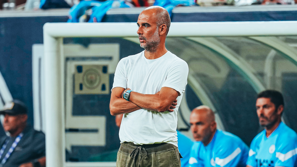SERIUS MEMANTAU : Pep Guardiola serius memperhatikan permainan