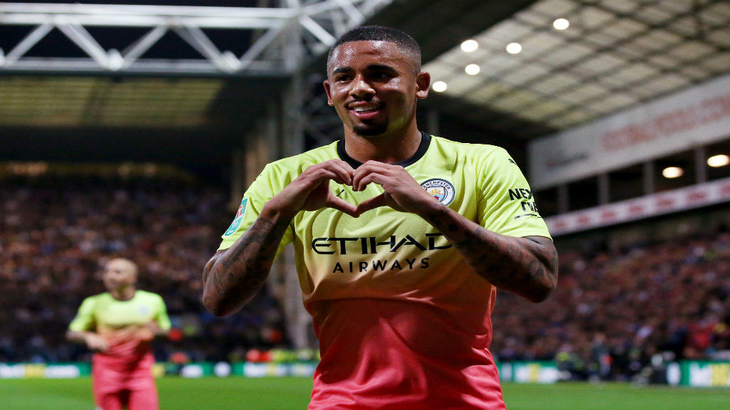 Gabriel Jesus inovou na comemoração e fez um coração