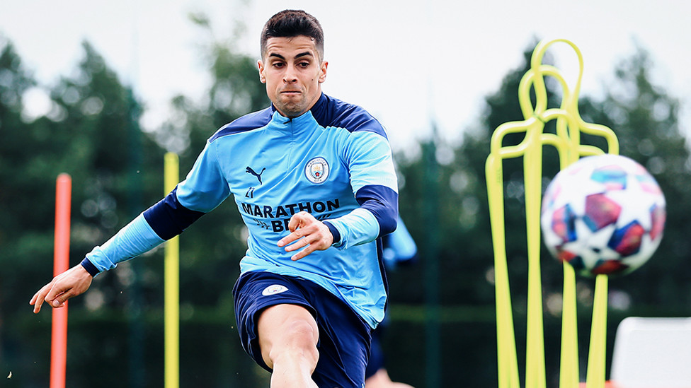 TENTUKAN TARGET : Joao Cancelo melepas umpan