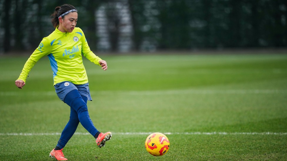 PASS MASTER  : Aemu Oyama keeps a move flowing. 
