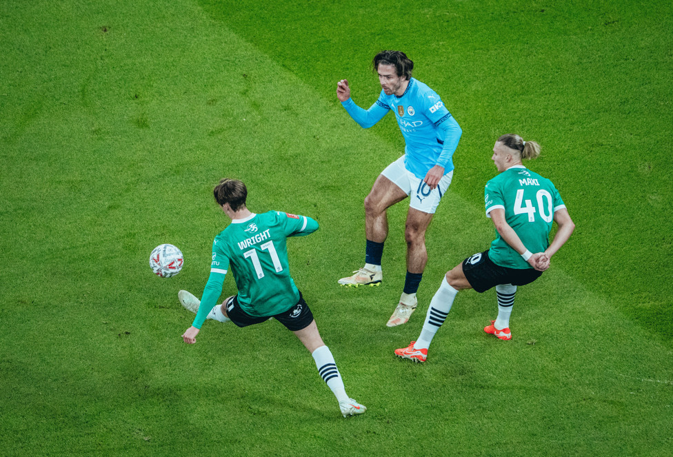 Grealish bem marcado. 