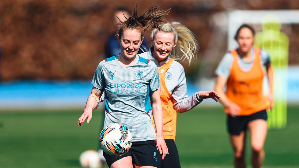 MIDFIELD BATTLE : Good luck trying to dispossess Keira Walsh, Chloe Kelly!