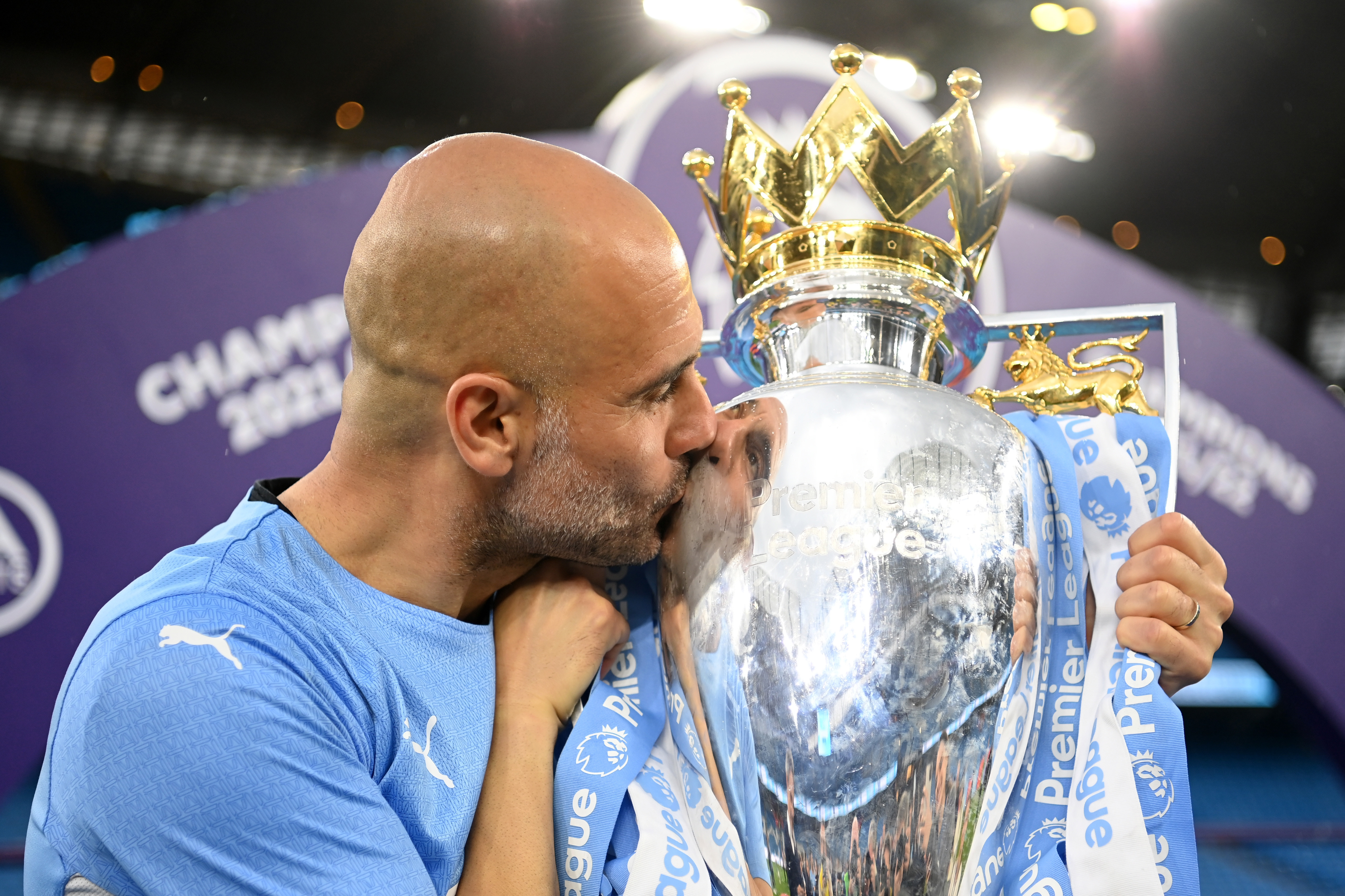 COLECIONANDO TROFÉUS : Pep beija a taça da Premier League de 2021-22.