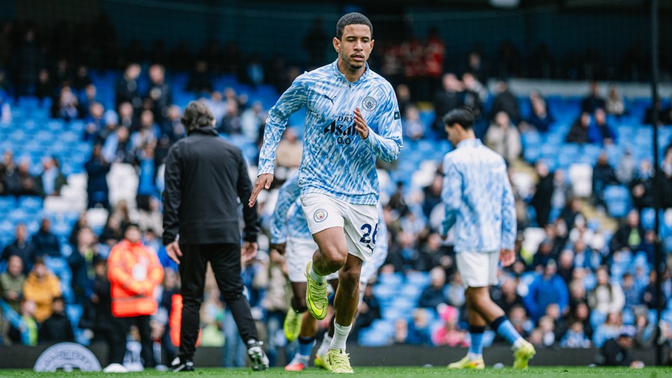 GET LOOSE : Savinho gets warm.