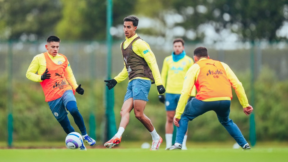 JOGA BONITO  : Vitor Reis retains possession. 