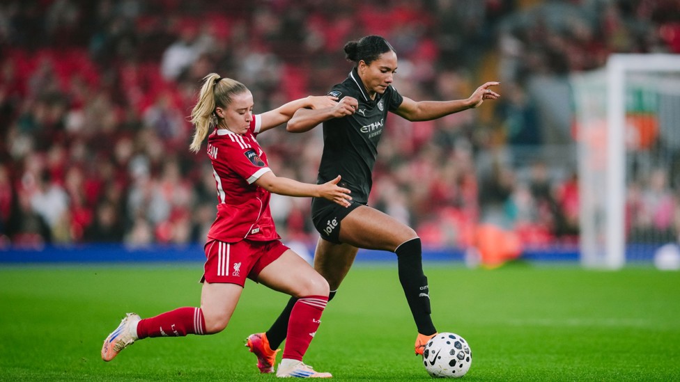 警惕防守：杰德·罗斯 （Jade Rose） 率先接到松散的球