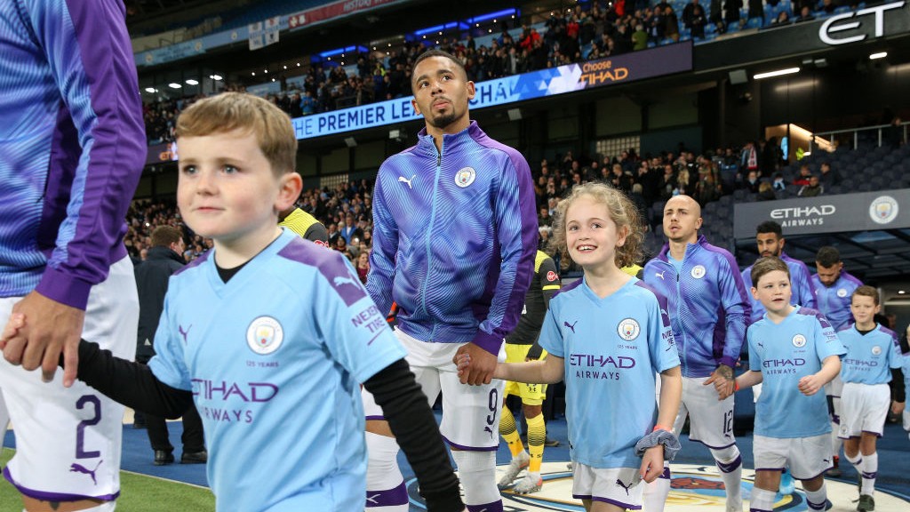 Gabriel Jesus começou ao lado de Aguero