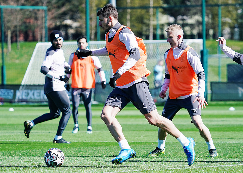 DEFENSIVE ROCK : Ruben Dias keeps calm under pressure