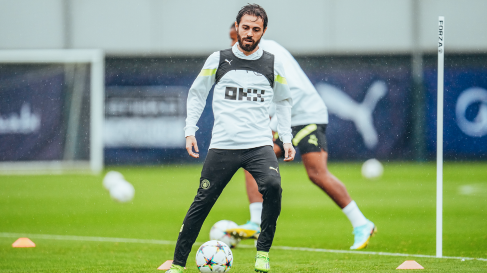 SILVA SERVICE : Bernardo Silva shows off his close control