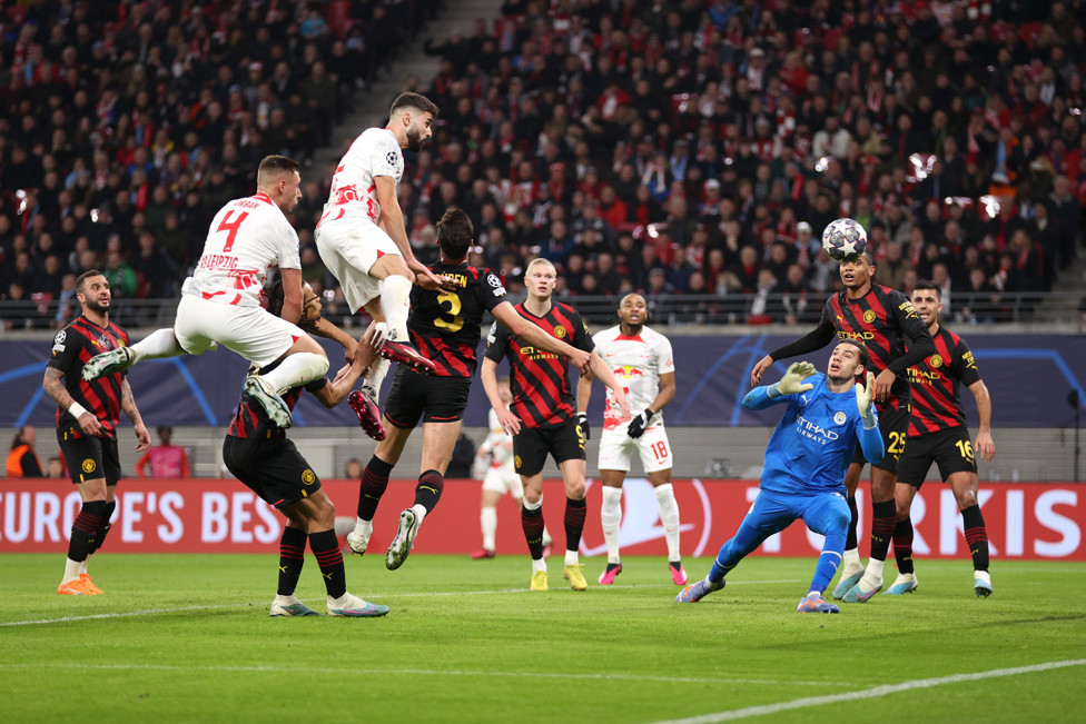 O EMPATE  : Gvardiol sobe para fazer o gol dos alemães.