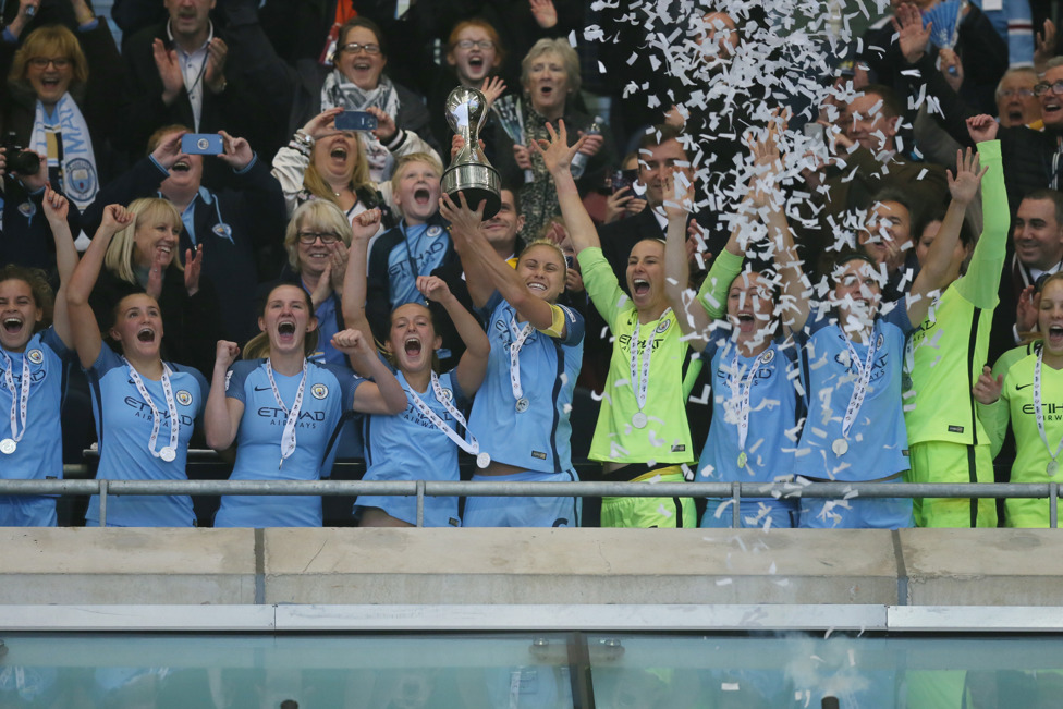 CHAMPIONS OF ENGLAND : Houghton lifts the WSL trophy after achieving an invincible season!