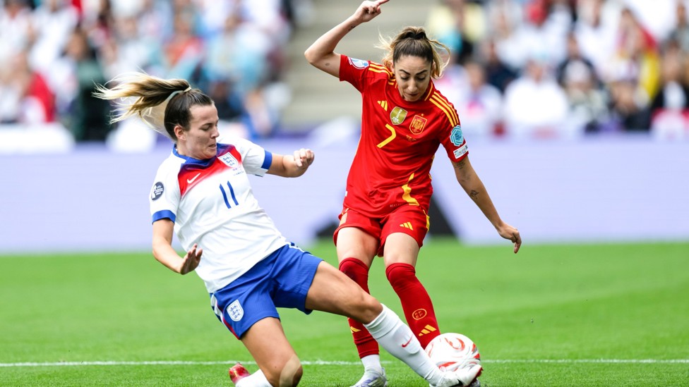TACKLE PRECISO : Lauren Hemp tapa a Olga Carmona.