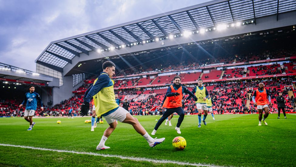 RONDO TIME : Final touches ahead of kick-off.