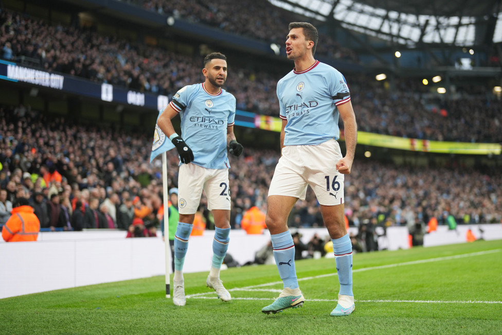 PLACAR ABERTO : Rodri comemora com Mahrez após marcar de cabeça e abrir caminho para a vitória do City.