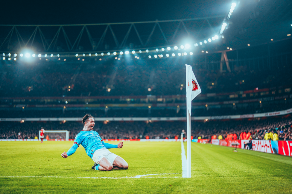 Grealish vibra no Emirates Stadium.