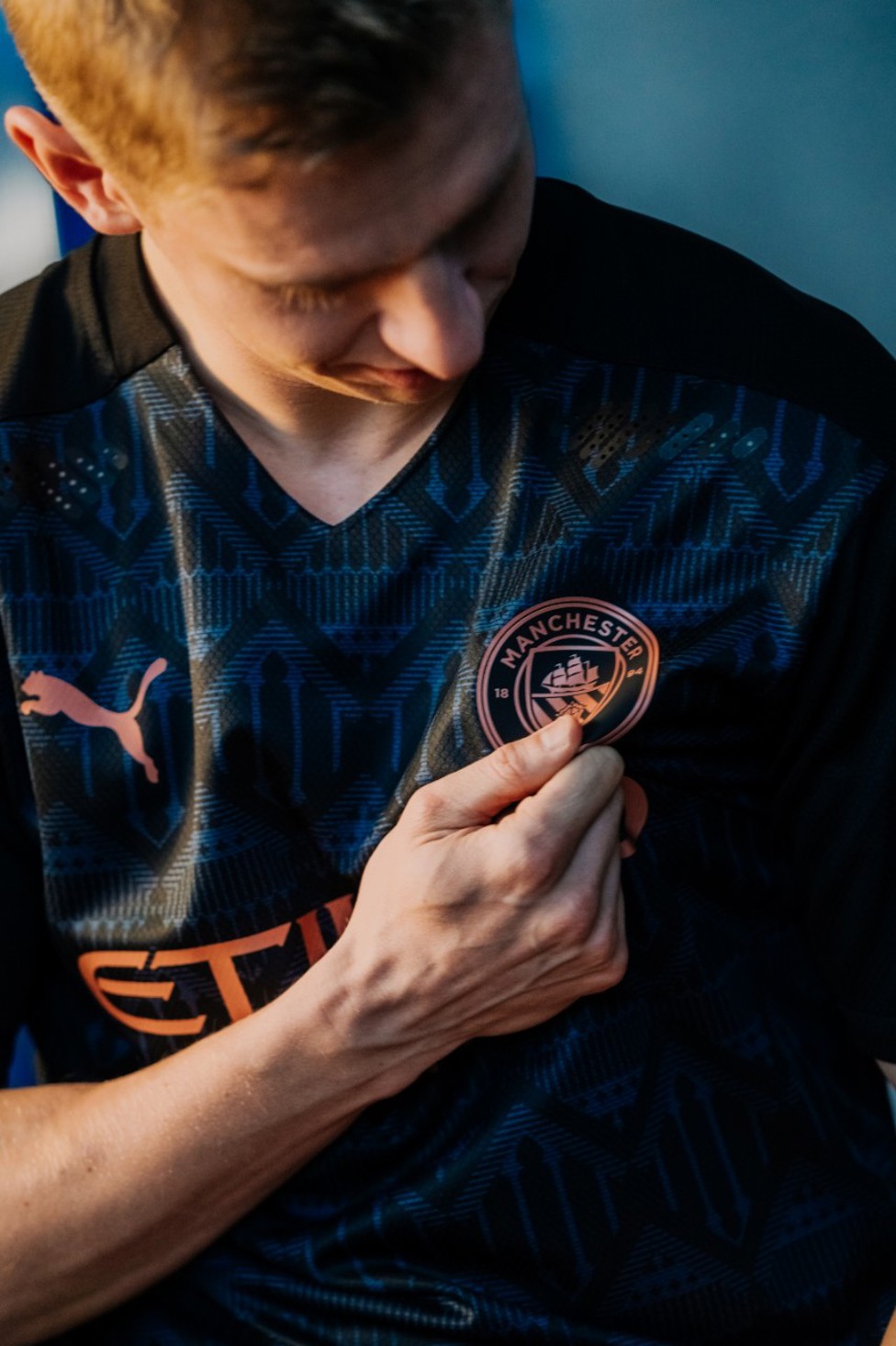 Oleksandr Zinchenko regarde le logo du club d'un peu plus près.
