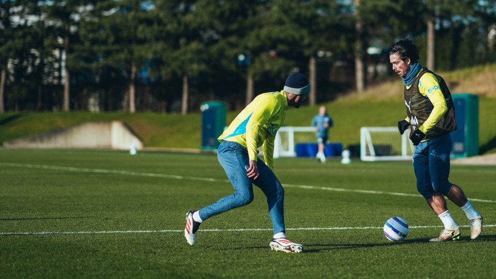 ONE V ONE  : Grealish looks to take on his marker.