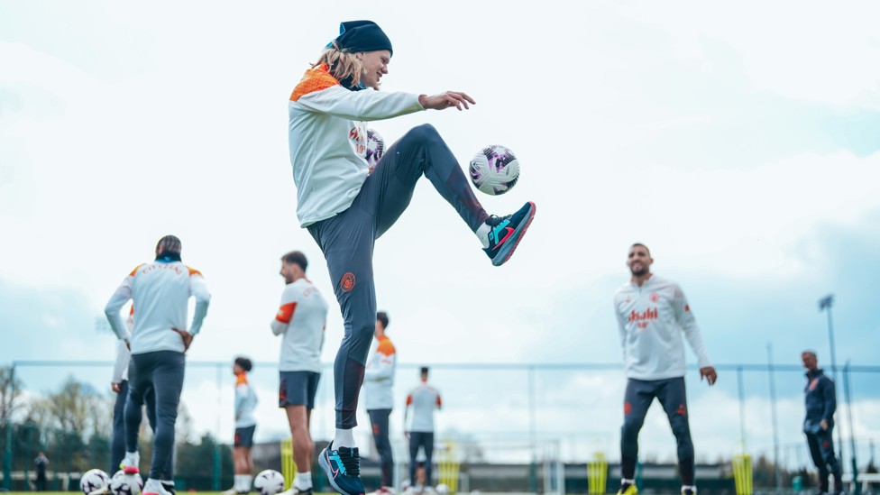 FLEXIBLE : Erling Haaland contorts his body to get a touch on the ball. 
