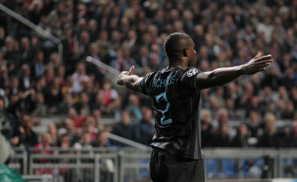 ICON : A superb photo of Richards