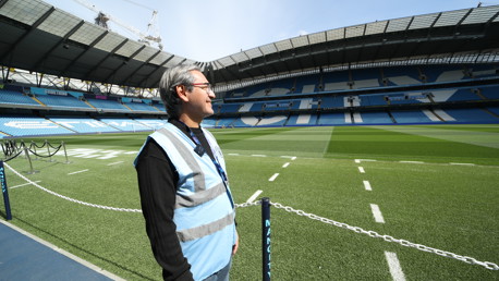 Brasileiro acompanha jogo do City no Etihad 