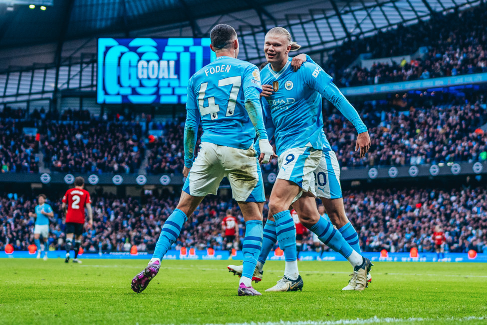 Foden e Haaland comemoram gol contra o United.
