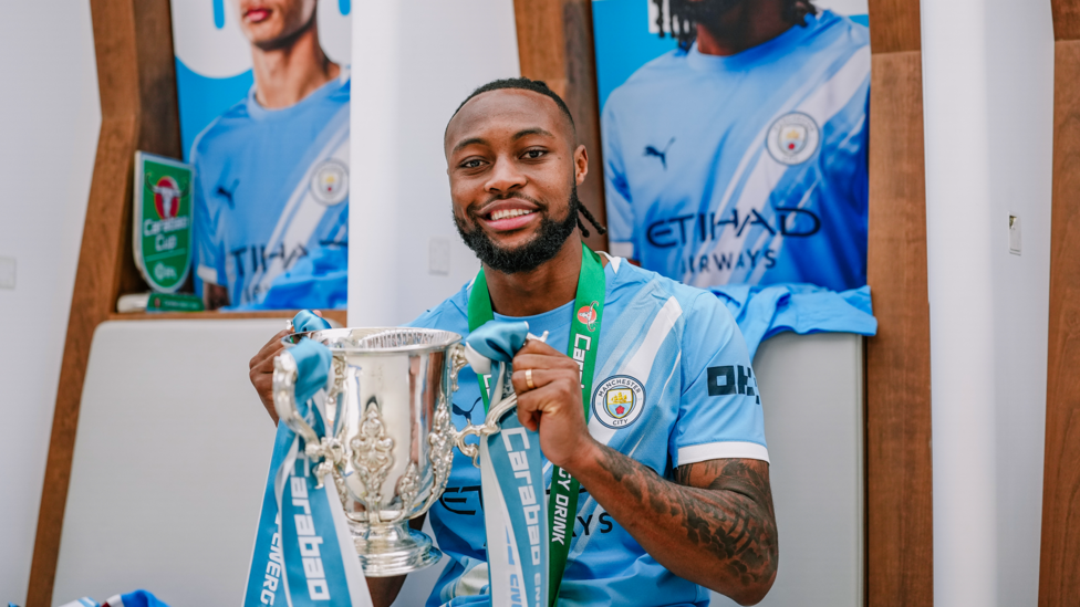 SUPER SEMENYO : Poses with the trophy.