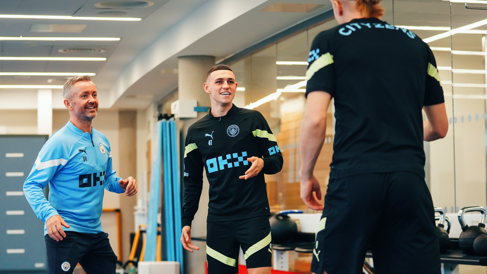 ALL SMILES : Phil Foden chats to Erling Haaland in a break from the workout 