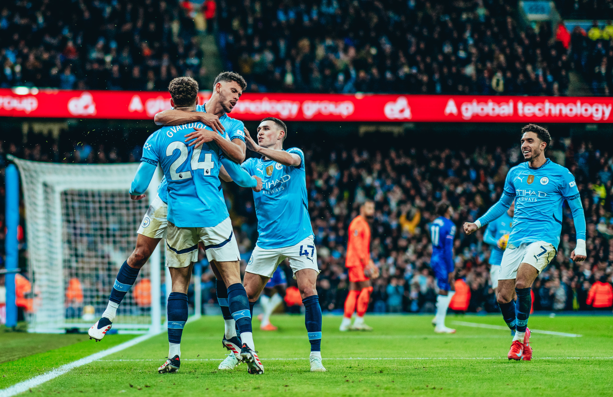 City bate Chelsea de virada e sobe na tabela da Premier League