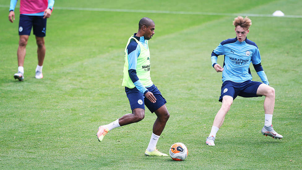 SENJATA MUDA : Cole Palmer menekan Fernandinho.