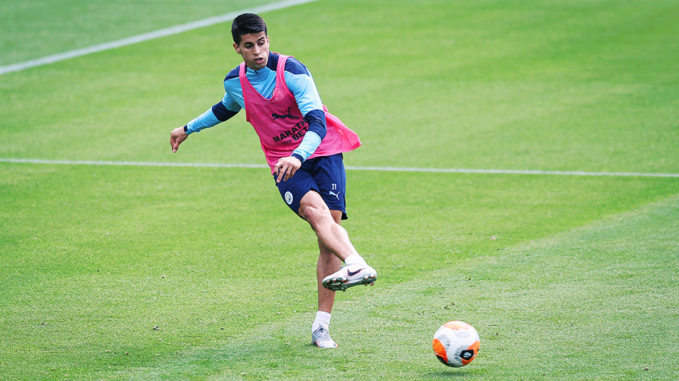 RANGKAIAN : Joao Cancelo menjaga bola tetap bergerak
