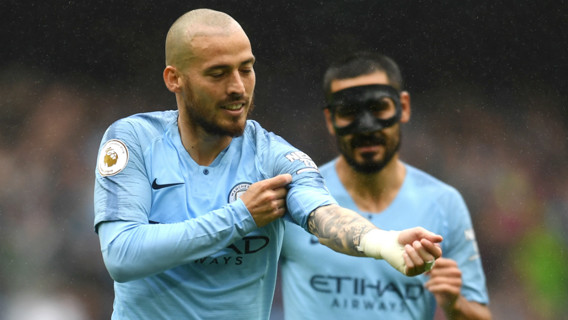 GOLDEN SILVA: El Mago celebrates by showing of his inkwork