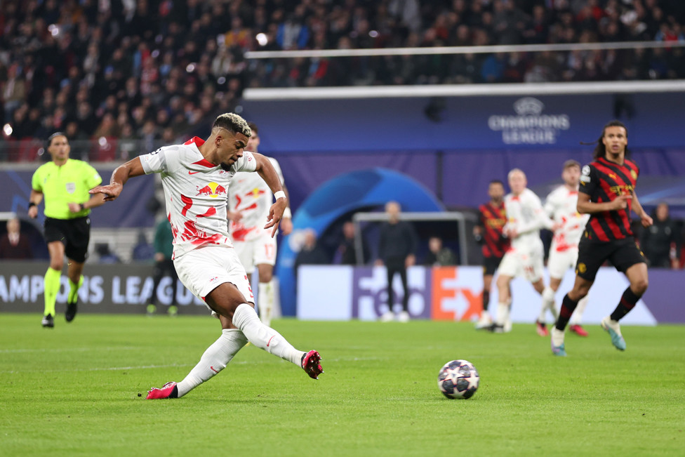 PRESSÂO : RB Leipzig voltou com mais apetite ofensivo para a etapa final.