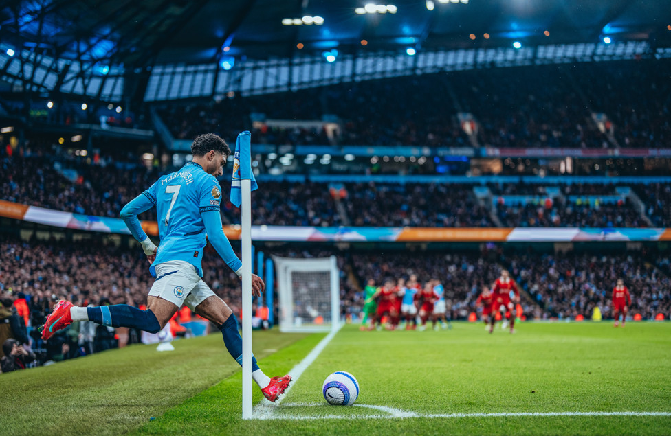 Marmoush incomodou bastante a zaga do Liverpool. 