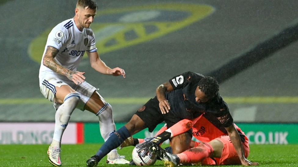 TERJANG: Illan Meslier menerjang kaki Raheem Sterling