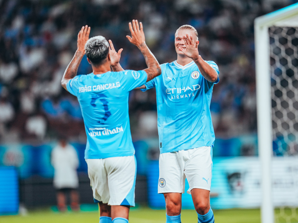 DOIS GOLS DO COMETA : Haaland marcou duas vezes contra o Yokohama, um deles com passe de João Cancelo.