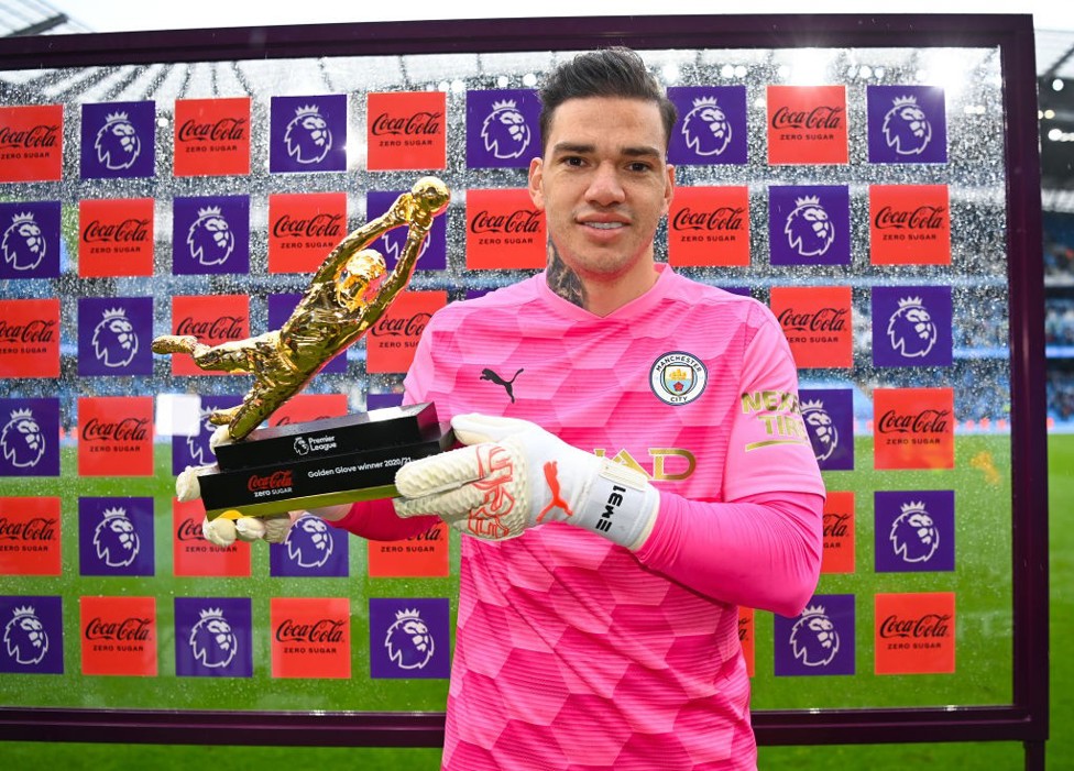 EMAS YANG LAYAK: Ederson merayakan penghargaannya setelah meraih Golden Glove kedua berturut-turut
