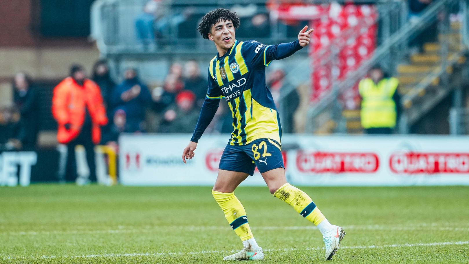 Lewis elogia confiança após virada contra Leyton