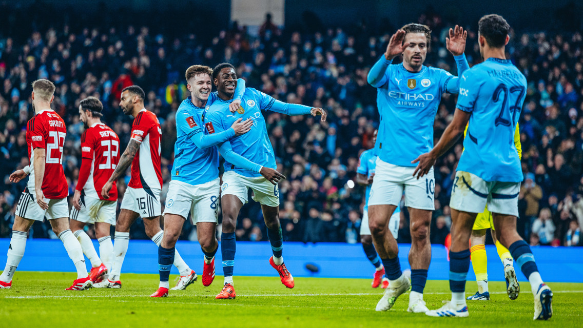 City goleia time de ex-jogadores do United e avança na FA Cup
