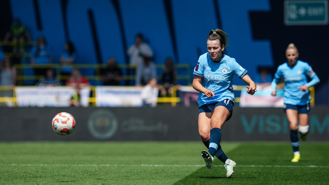 Lauren Hemp in action for Man City