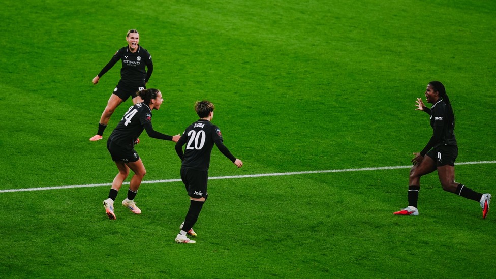 激情：贝尼庆祝她在两场比赛中的第二个进球