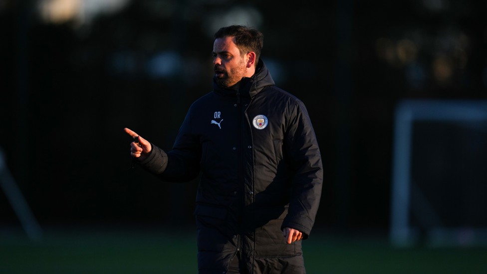 THE BOSS : Oliver Reiss gives instructions.