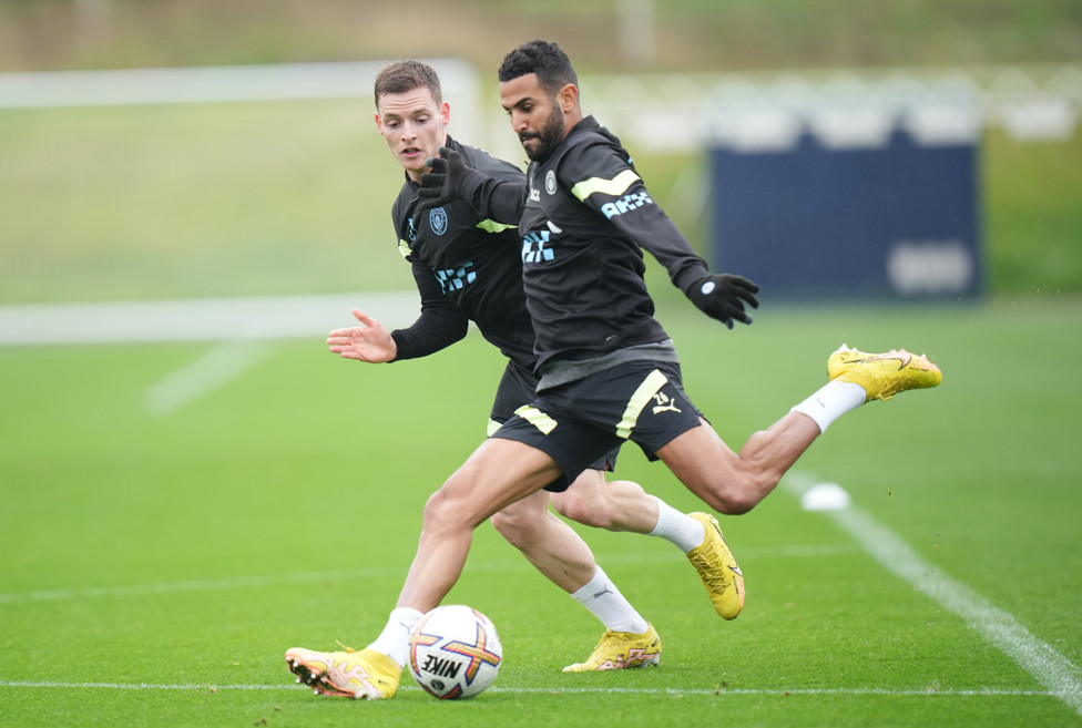 WAND : Riyad Mahrez shapes to shoot on his left foot
