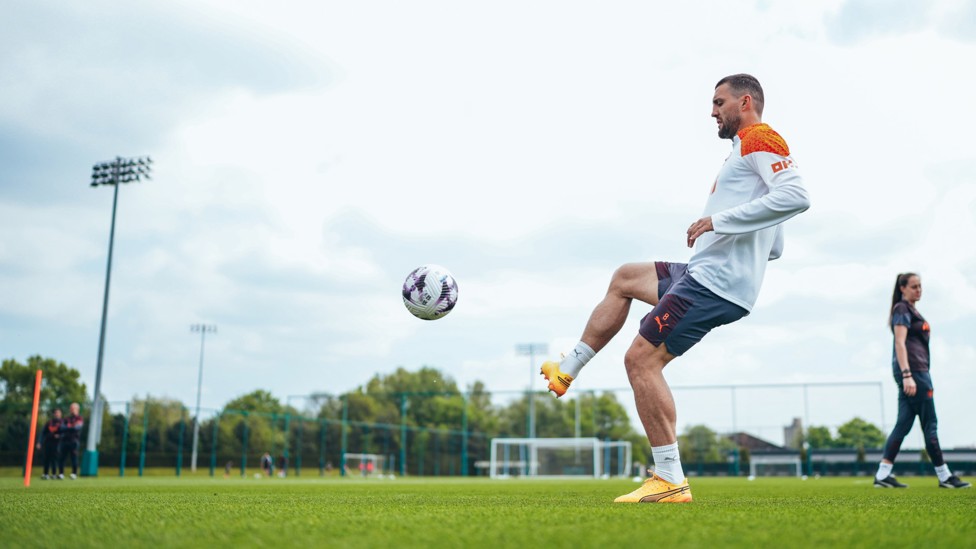 CLOSE CONTROL : Mateo Kovacic plays a pass back where it came from