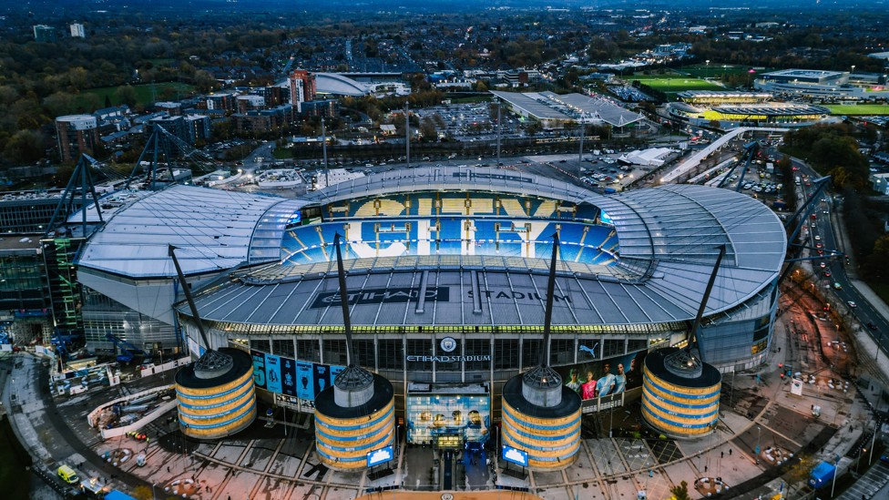 UCL NIGHT : A spectacular view of our home.