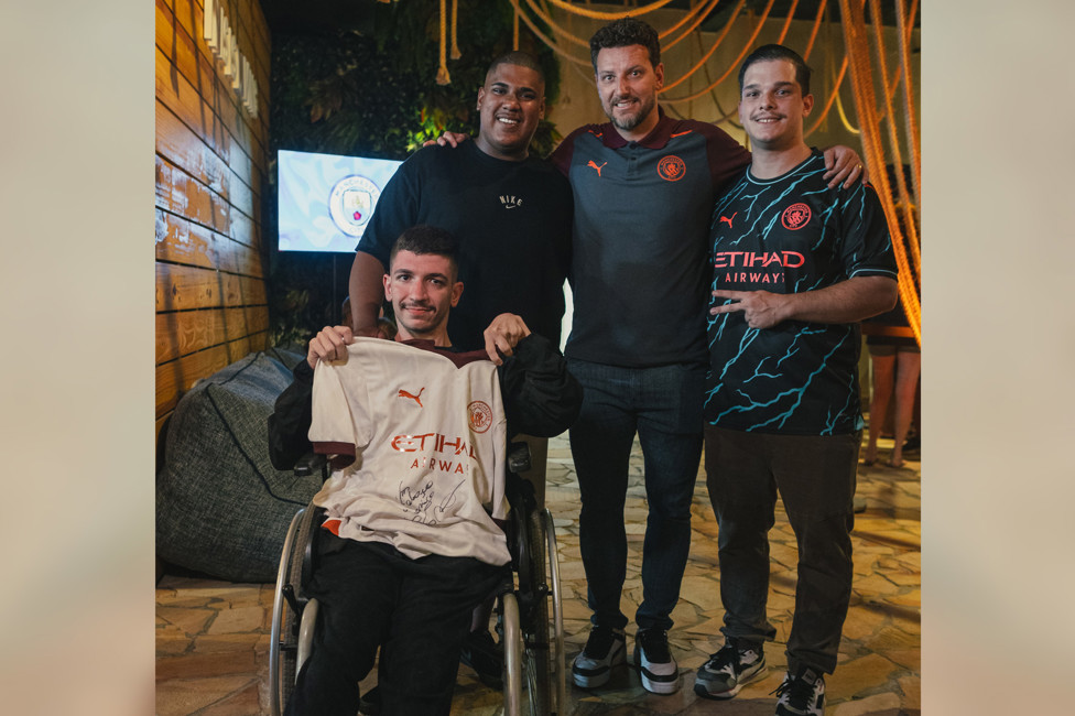 Cauã com Wilian (à esquerda), Elano e Lucas (à direita).