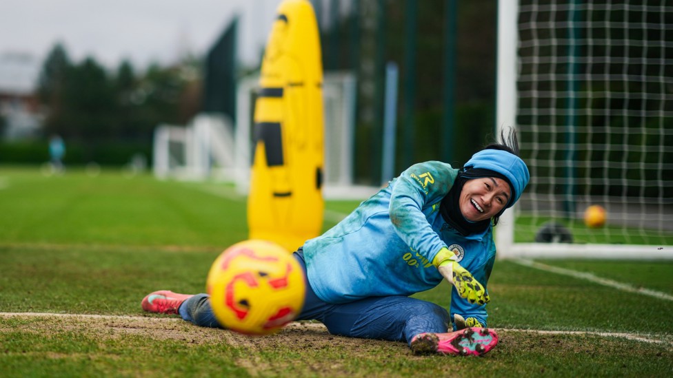 SMART SAVE  : Ayaka Yamashita prevents an effort with her feet.